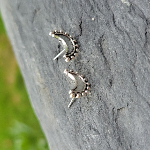 🔥LAST PAIR🔥 Crescent Moon Bead Edged Silver Stud Earrings - Picture 5 of 5